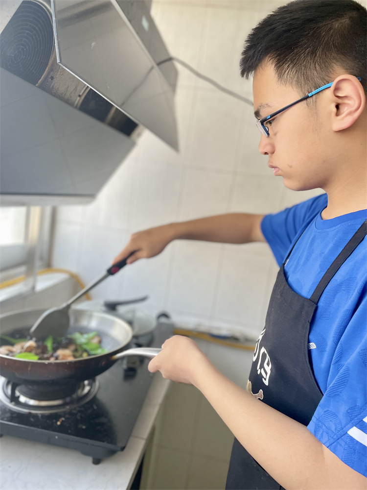圖片9：學(xué)生下廚為媽媽準備美食.jpg