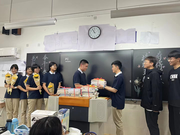 圖二   贈(zèng)書(shū)活動(dòng)進(jìn)行時(shí).jpg