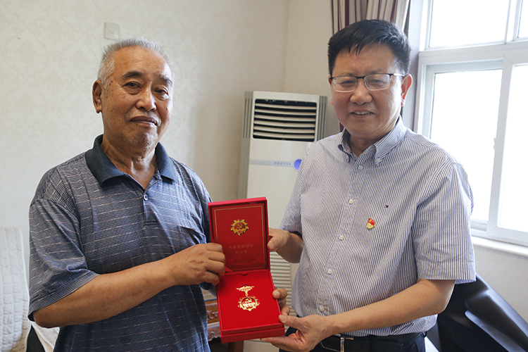圖片2：高正起書記將“光榮在黨50年”紀念章送到楊春同志手中.JPG