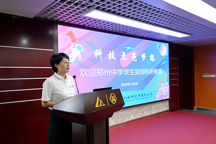 圖1鄭機(jī)所付部長(zhǎng)歡迎鄭中學(xué)子的到來(lái).jpg