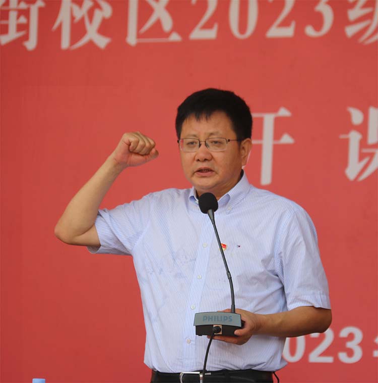 圖片8：鄭州中學(xué)黨委書(shū)記高正起領(lǐng)讀鄭州中學(xué)誓詞.jpg