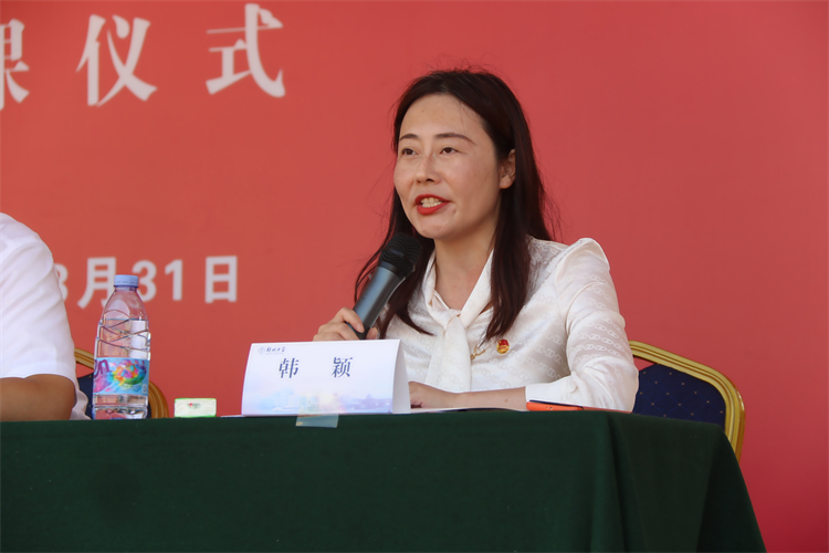 圖片9：鄭州中學(xué)副校長韓穎宣讀優(yōu)秀方陣、優(yōu)秀標兵名單.JPG