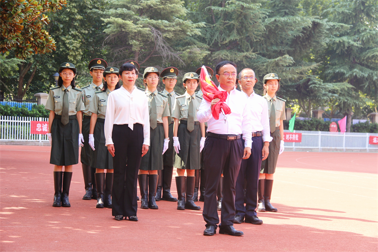 圖5.國旗護(hù)衛(wèi)隊(duì)氣宇軒昂步入會(huì)場(chǎng).jpg