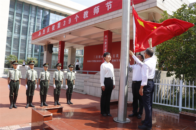圖6.黨委副書記李文增、優(yōu)秀教師代表張文惠、吳紅霞升旗現(xiàn)場(chǎng).jpg