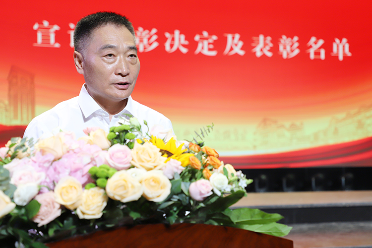 圖片6：鄭州中學黨委副書記、副校長薛善廣宣讀表彰決定和表彰名單.JPG