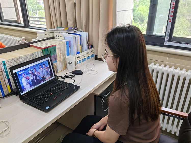 圖片2：教師收看育人楷模、最美教師事跡展播.jpg
