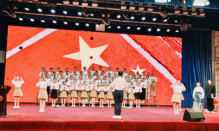 圖片7：班主任朗誦助陣《我愛你中國(guó)》.jpeg