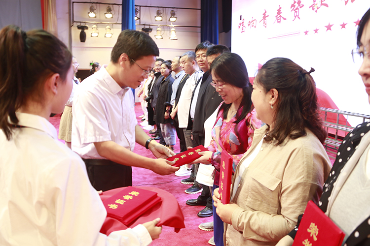 圖片14：張迎賓主任家長(zhǎng)志愿者頒獎(jiǎng).JPG