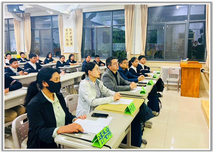 圖片3：家委代表擔(dān)任評委現(xiàn)場觀看打分.png