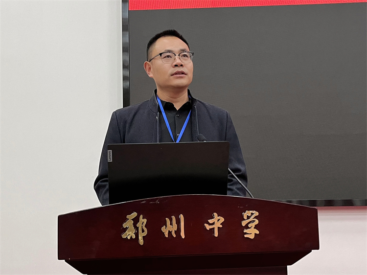 圖2：學生發(fā)展與服務中心殷成斌主任宣布大會開幕.jpg