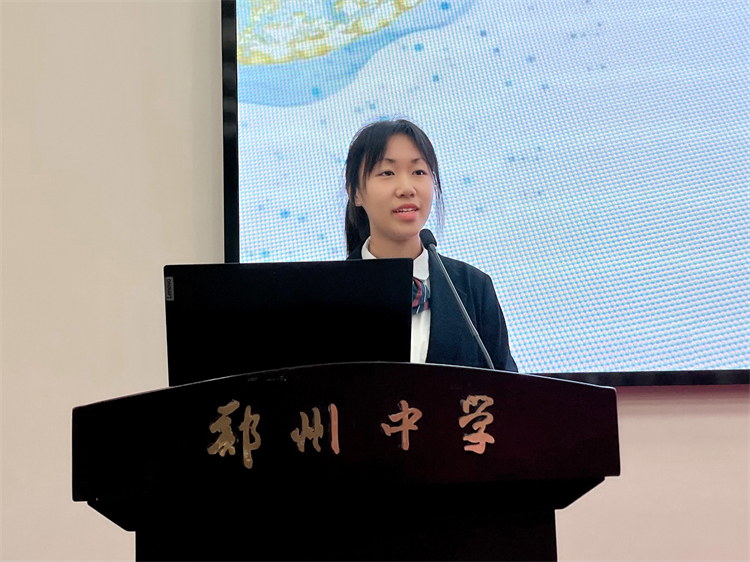 圖5：高一4班李依萱同學演講.jpg