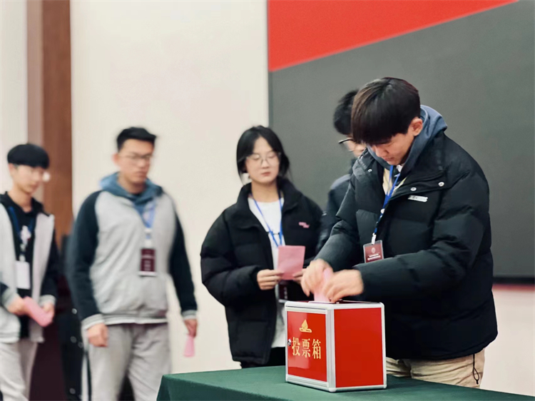 圖7：學生代表為心目中的市長投票.jpg