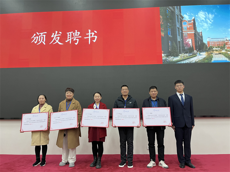 圖11：新當選市長為五位顧問頒發(fā)聘書.jpg