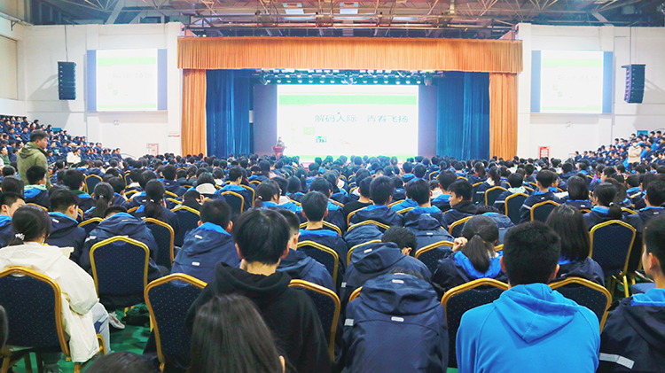 圖片2.活動主會場，八年級學生認真聆聽講座.jpg