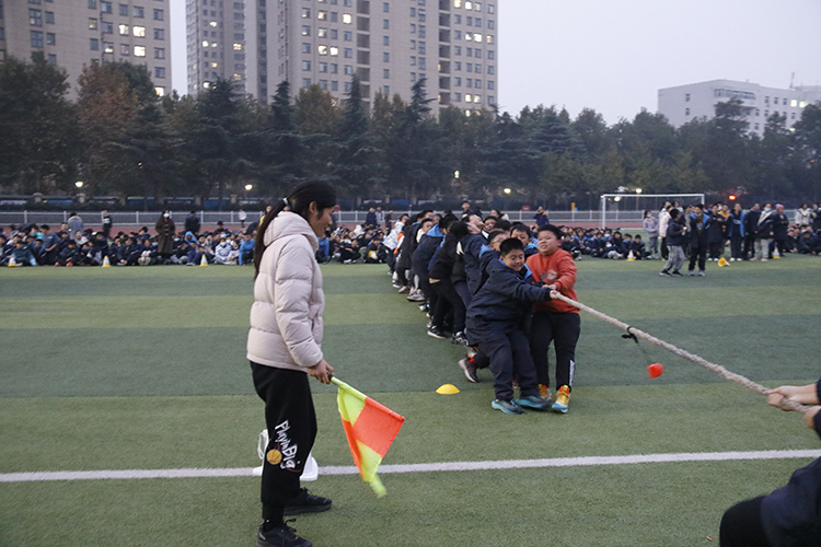 圖片4比賽開始，同學(xué)們將繩子往自己班級拉.JPG