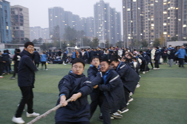 圖片6 班主任上前指導(dǎo)學(xué)生.JPG