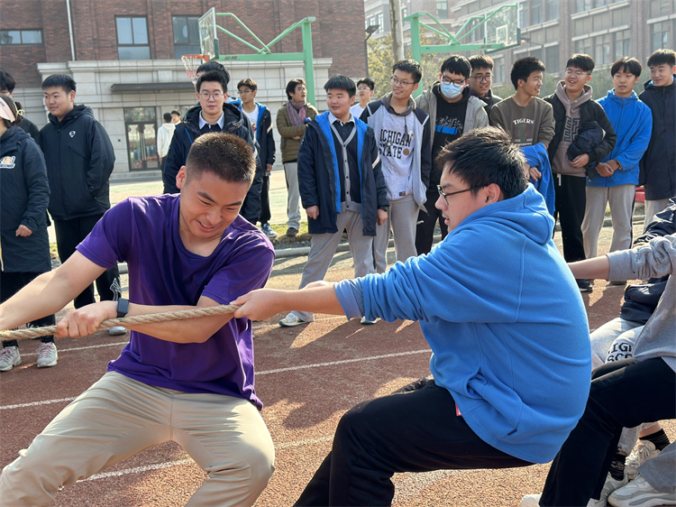 圖片4：拔河比賽現(xiàn)場.jpg