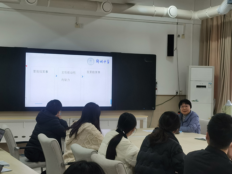 圖2 陳云霞副校長(zhǎng)為新教師做講座并進(jìn)行互動(dòng)交流.jpg