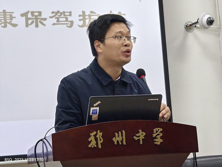 圖片5：初中部學(xué)生發(fā)展與服務(wù)中心副主任張迎賓對(duì)本次健康知識(shí)講座進(jìn)行總結(jié).jpg