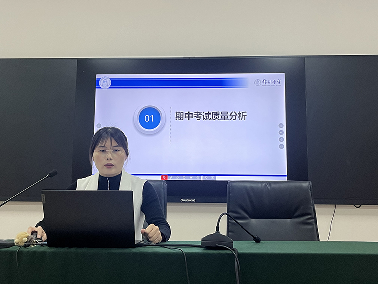 圖片2：鄭州中學(xué)連亞輝老師主持生物學(xué)科教研活動.jpg