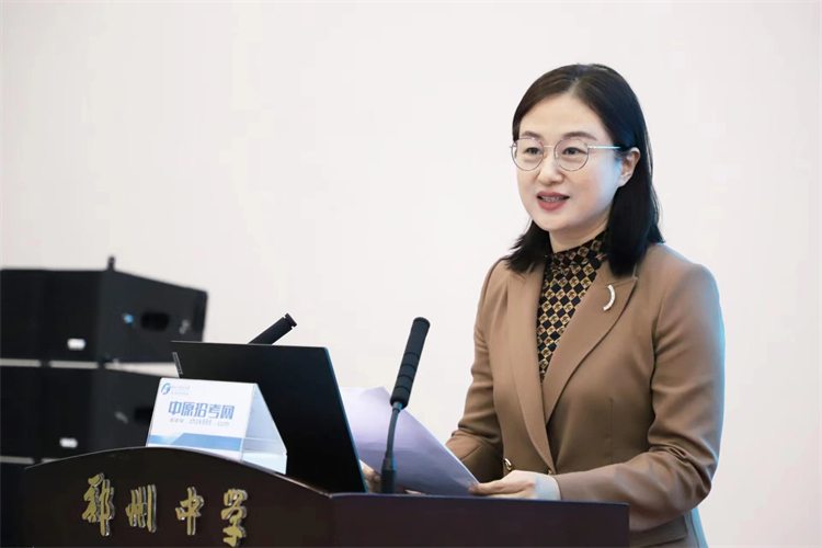 圖片3：鄭州中學(xué)黨委委員、校長(zhǎng)李蘭致辭.jpg