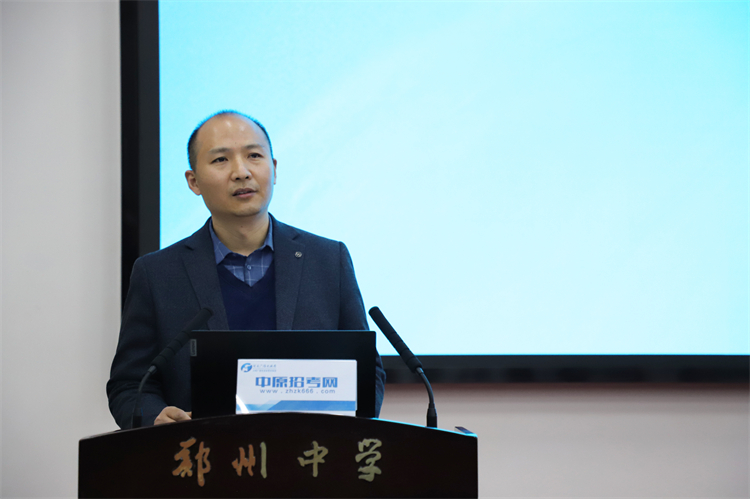 圖片5：2021級(jí)少年班在校學(xué)生家長(zhǎng)侯明剛先生分享備考經(jīng)驗(yàn)及預(yù)科、本科學(xué)習(xí)體驗(yàn).JPG