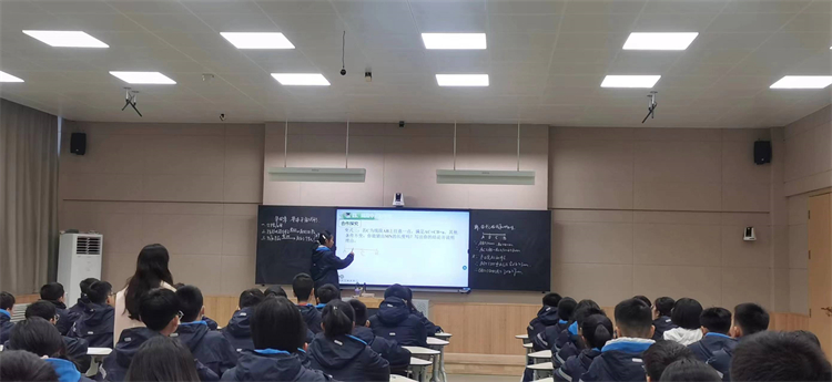 圖片 2 數(shù)學(xué)課上學(xué)生借助多媒體動手畫圖，展示思路.jpg