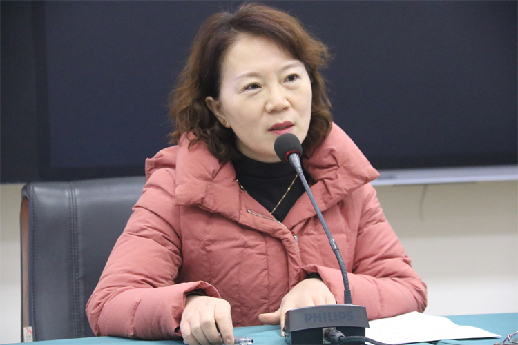 圖片2：校長助理、初中部教務(wù)處主任水宏偉強調(diào)要全面提高安全意識.JPG