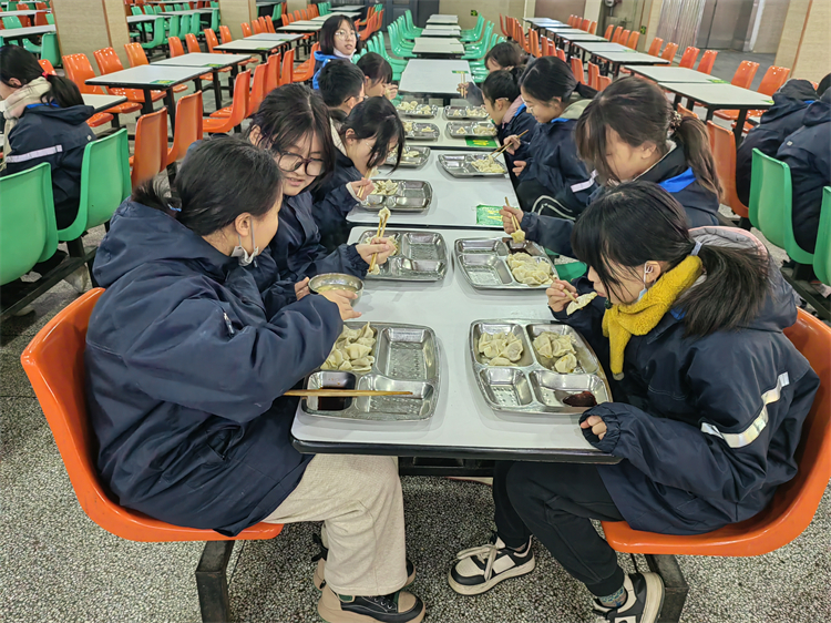 圖片4：學生們品嘗自己的勞動果實.jpg