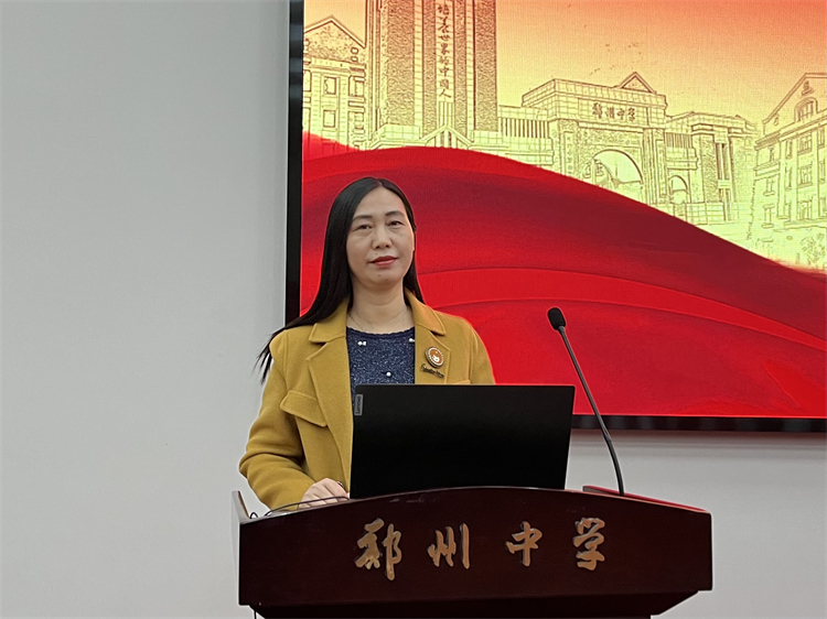 圖片1：教師發(fā)展處主任徐利霞主持會議.jpg