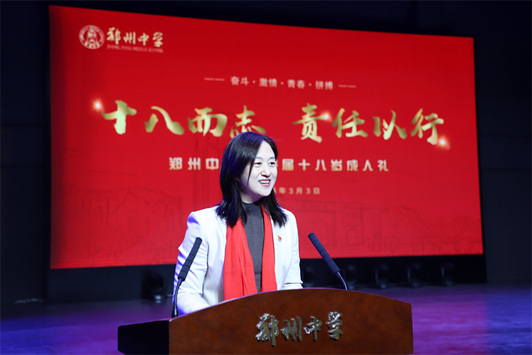 圖九：黨委副書記、校長李蘭給學(xué)生們加油鼓勁.JPG