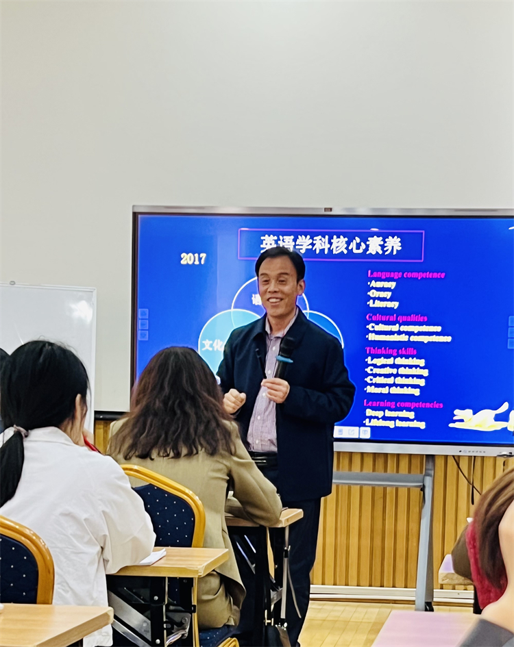 圖片4：魏令查教授作專題報告.jpg