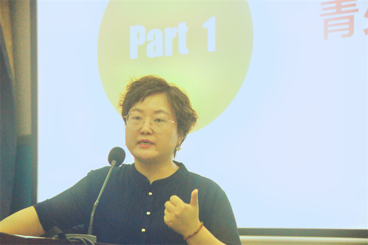 圖片2：主講嘉賓鄭曉做心理健康教育培訓.jpg