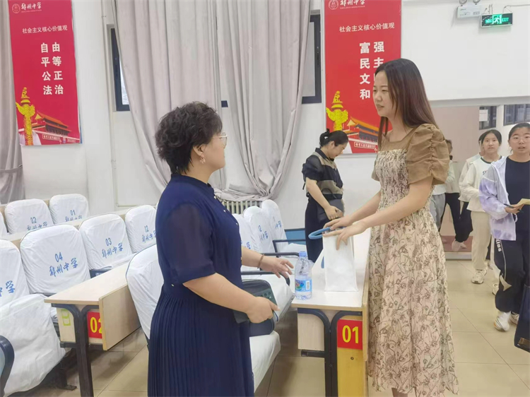 圖片5：培訓會后與會教師與主講嘉賓溝通交流.jpg
