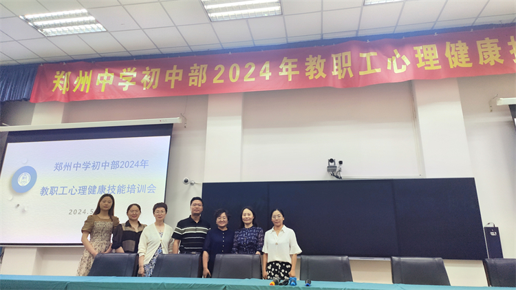 圖片6：與會領導和主講嘉賓合影留念.jpg