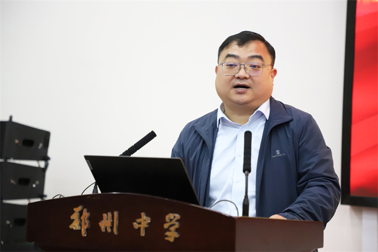 圖4：河南省萬(wàn)名中小學(xué)校長(zhǎng)培訓(xùn)計(jì)劃項(xiàng)目辦常務(wù)副主任、河南大學(xué)教育學(xué)部副教授、碩士生導(dǎo)師務(wù)凱講話.JPG