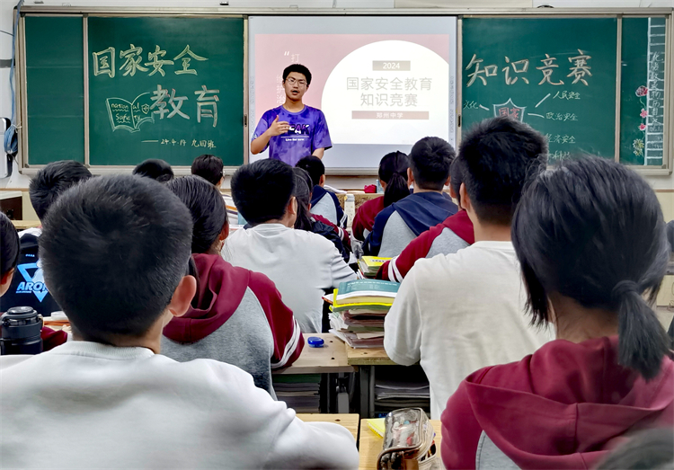 圖片六：學(xué)生進行國家安全教育即興演講.jpg