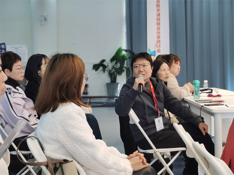 圖片3 鄭州中學副校長陳云霞介紹經(jīng)驗.jpg