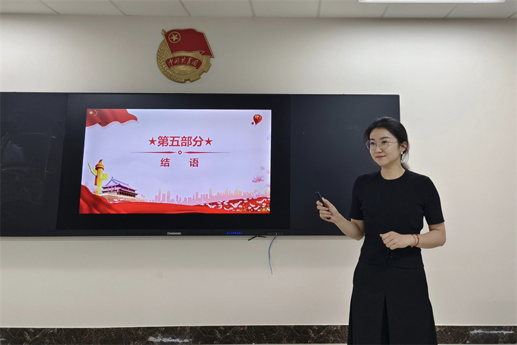 圖4：紅梅街校區(qū)團委副書記陳曦發(fā)言.jpg