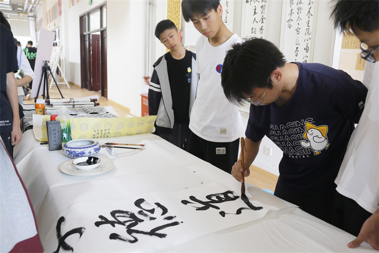 圖片2：學(xué)生展示書法，揮毫之間，墨韻天成.JPG