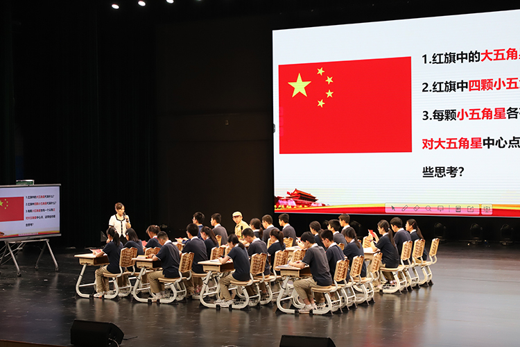 圖片2 齊安敏老師做課堂教學(xué)展示.jpg