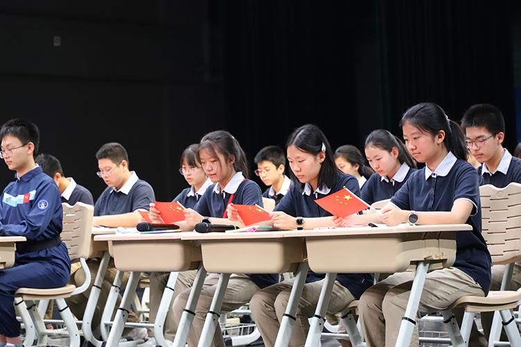 圖片5 學(xué)生們認真思考.jpg