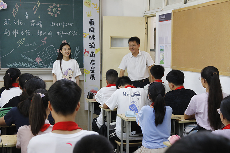 圖片7：校領(lǐng)導(dǎo)走進(jìn)班級(jí)與師生交流.jpg