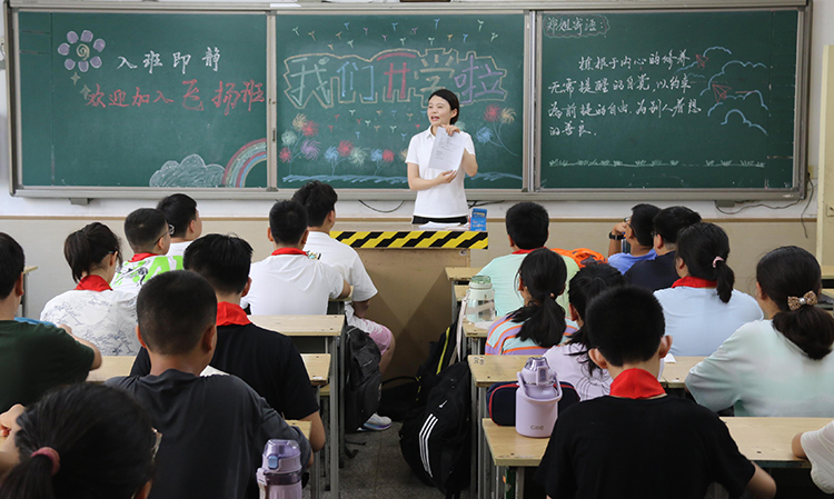 圖片8：班主任對(duì)新生進(jìn)行入班教育.JPG