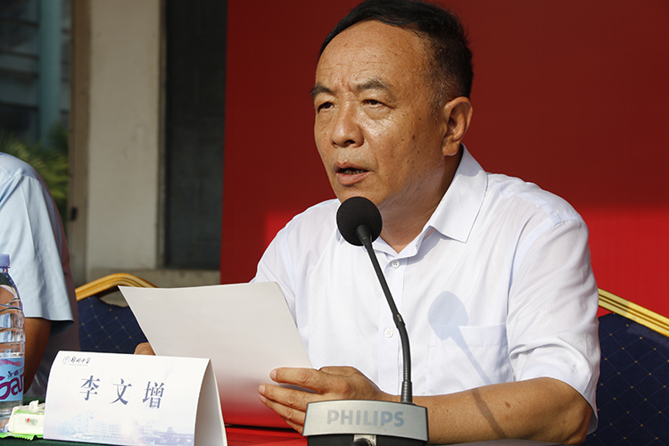 圖片9 ：鄭州中學黨委副書記李文增宣讀表彰決定.JPG