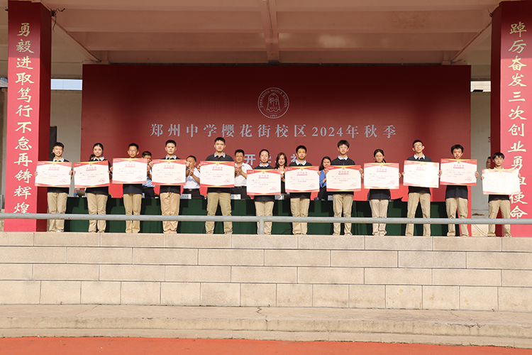 圖片10：先進班集體代表上臺領獎.JPG