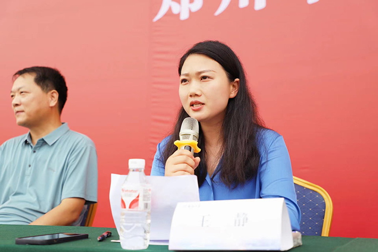圖6：鄭州中學(xué)黨委委員、副校長王靜宣讀高中部表彰名單.jpg