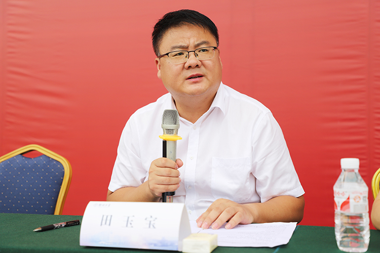 圖7：黨委委員、副校長田玉寶宣讀表彰名單.JPG