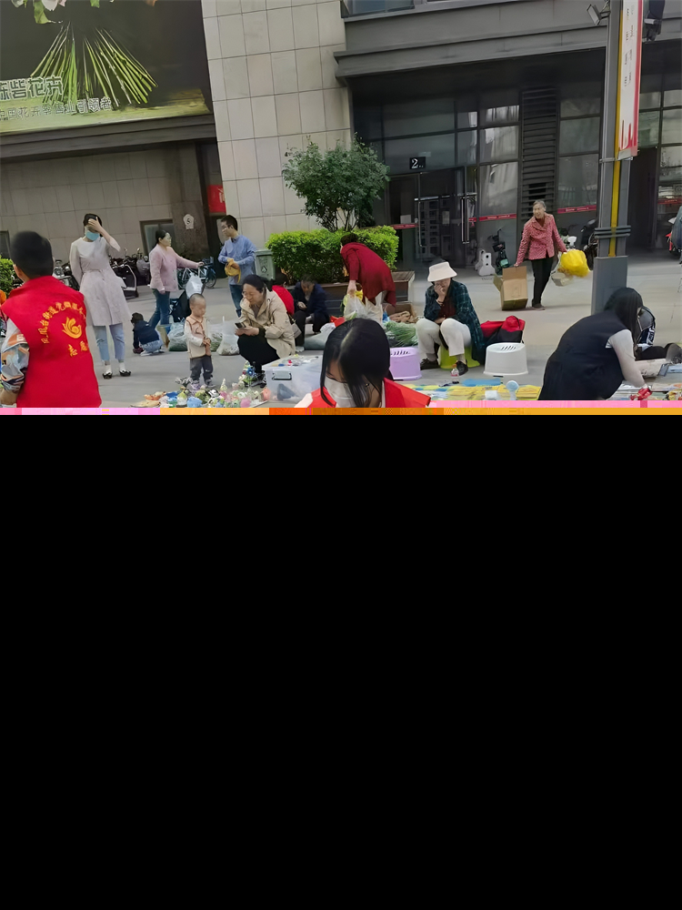 圖片2.同學們化身社區(qū)愛心服務員.jpg