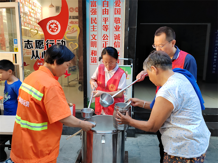 圖片3.同學們走出校園、深入社區(qū).jpg